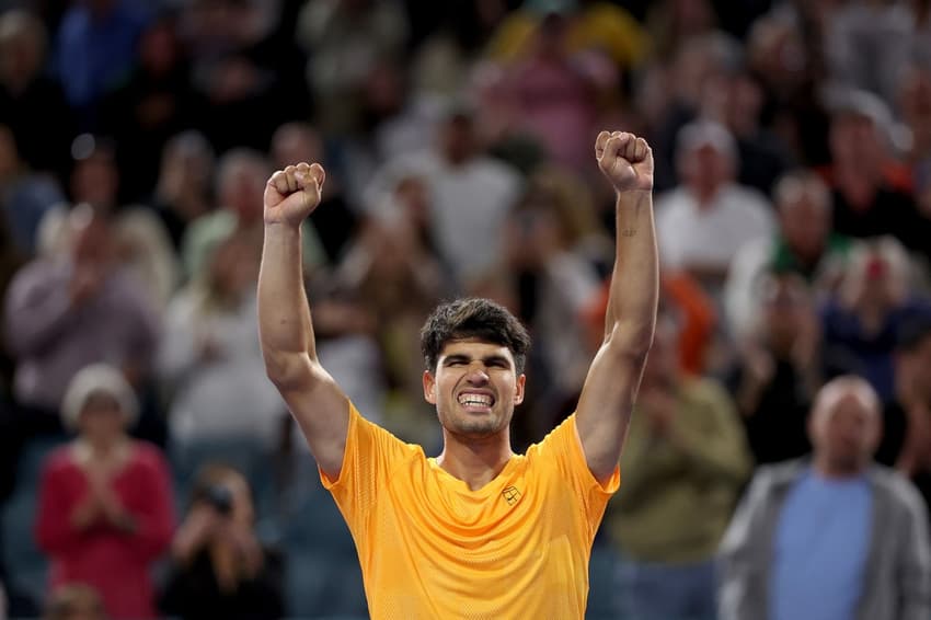 Carlos Alcaraz comemora a vitória sobre João Fonseca no Masters 1000 de Miami (Foto: MATTHEW STOCKMAN / AFP)