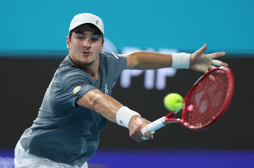 João Fonseca na derrota para Carlos Alcaraz em Miami (Foto: Al Bello/AFP)
