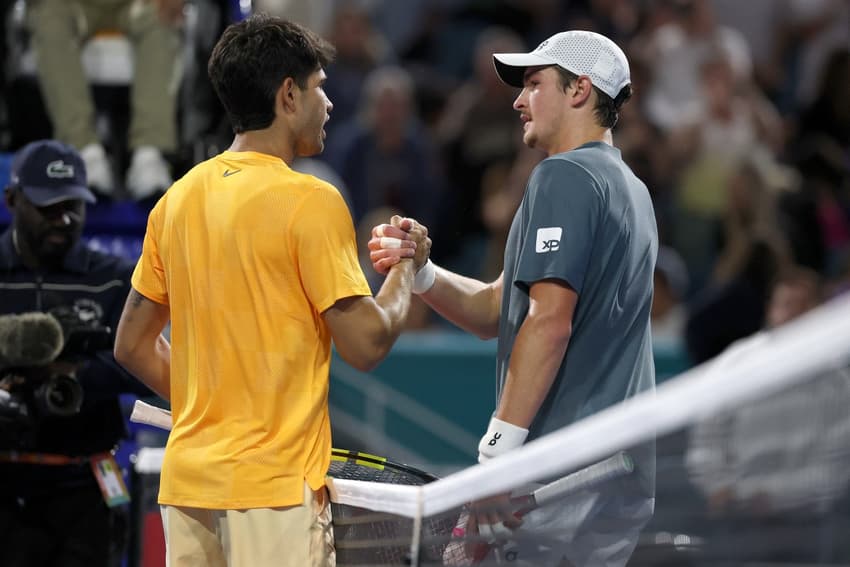 Carlos Alcaraz abraça João Fonseca após a vitória em Miami (Foto: Matthew Stockman/AFP )