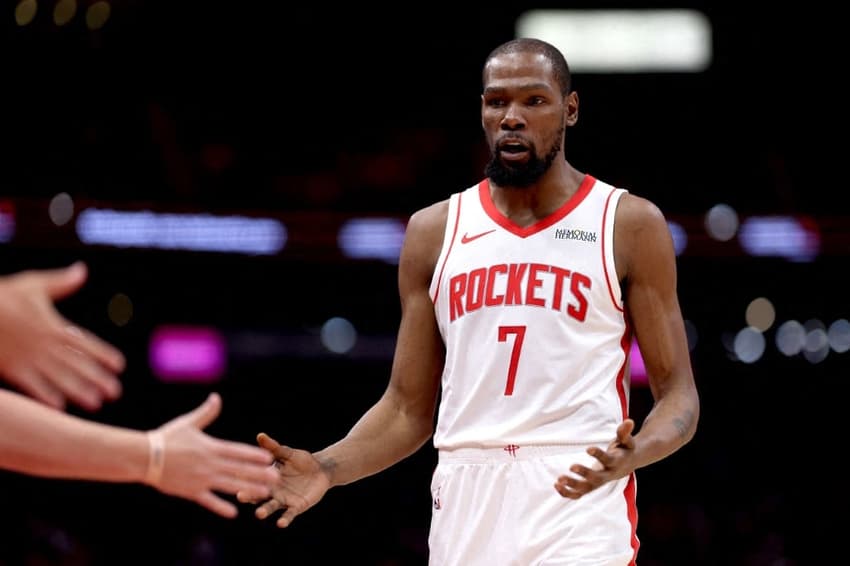 Kevin Durant comemora marca histórica na NBA em vitória do Houston Rockets (Foto: Kenneth Richmond/AFP)