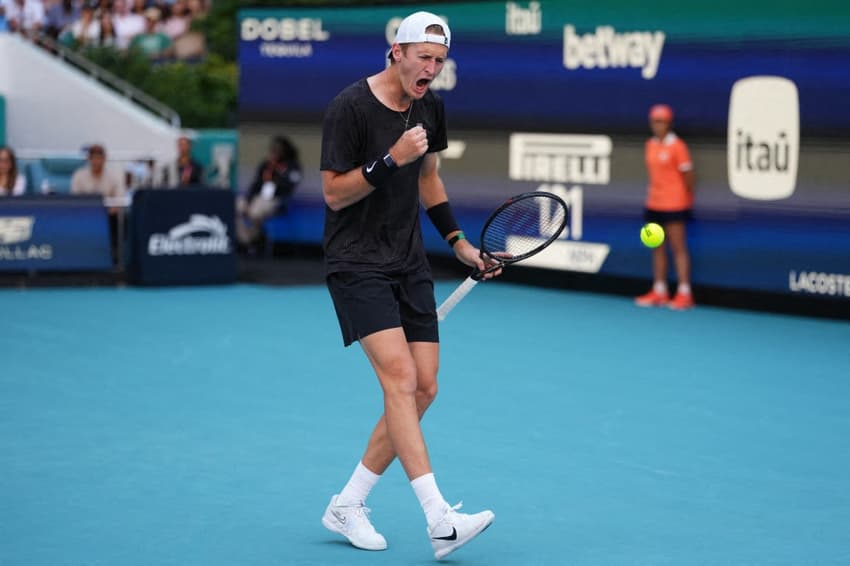 O americano Sebastian Korda celebra ponto na vitória sobre o espanhol Carlos Alcaraz (Foto: Rich Storry/AFP)