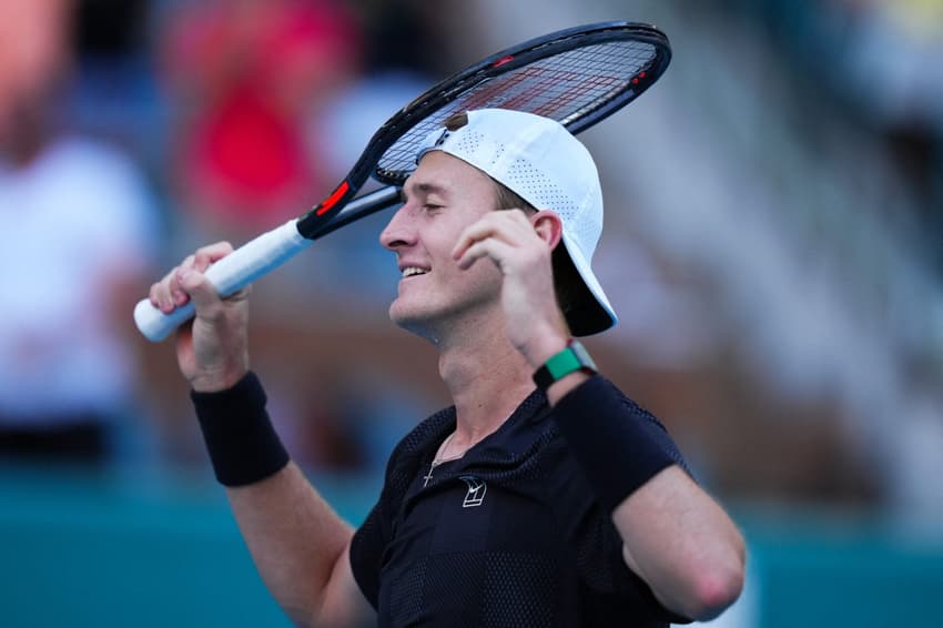 O norte-americano, Sebastian Korda, comemorando sua vitória sobre Carlos Alcaraz no Miami Open 2026 (Foto: Rich Storry/Getty Images via AFP)