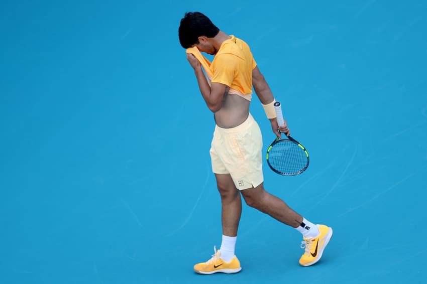 Carlos Alcaraz enxugando seu rosto durante confronto contra Sebastian Korda (Foto: Matthew Stockman/Getty Images via AFP)