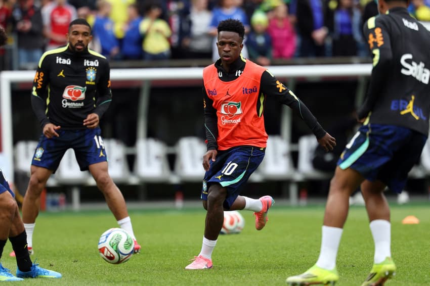 Vini Jr durante aquecimento para o jogo contra a França (Photo by FRANCK FIFE / AFP)