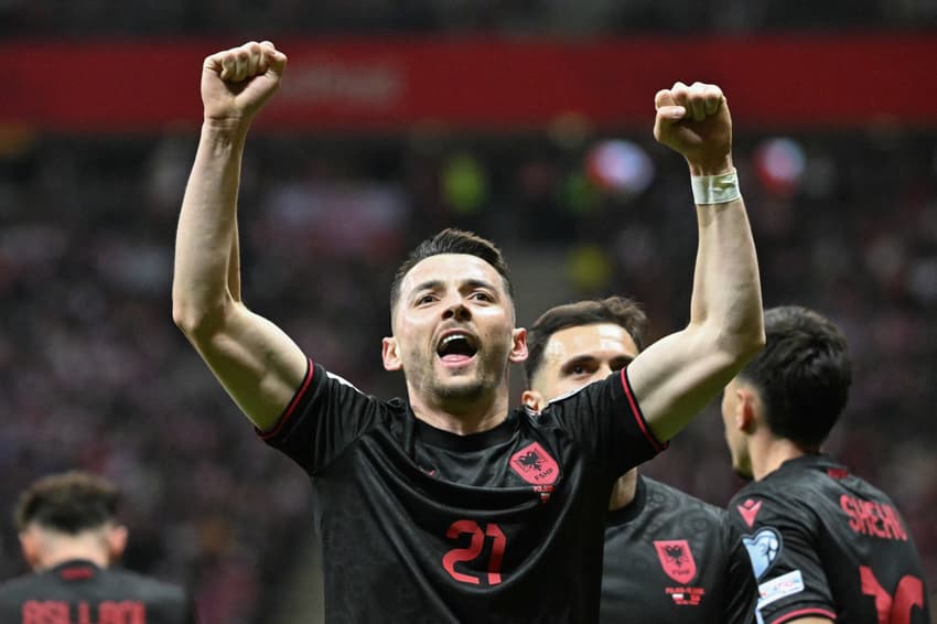 Albânia saiu na frente, mas sofreu a virada (Foto: Sergei Gapon / AFP)