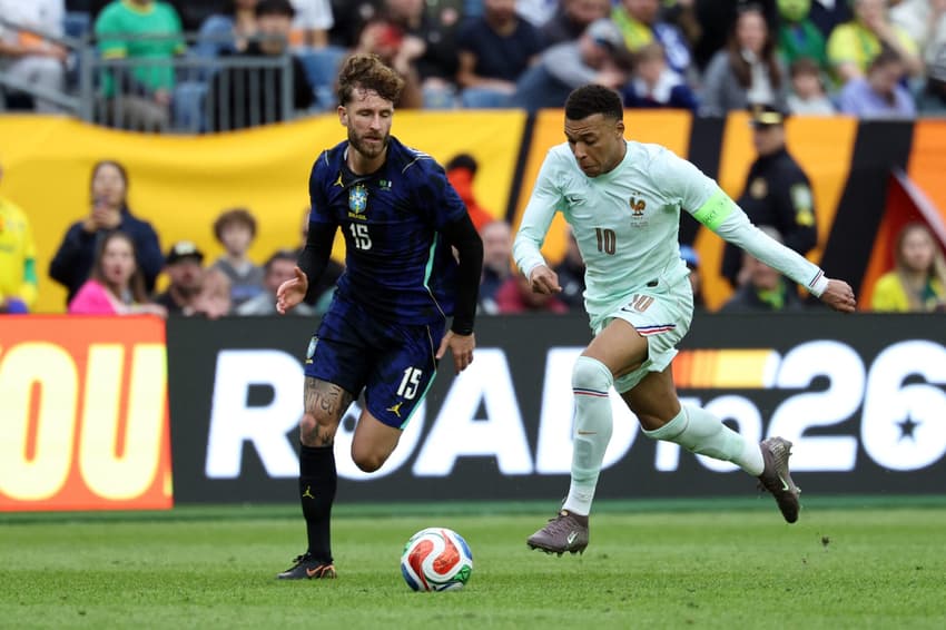 Léo Pereira x ,Mbappé