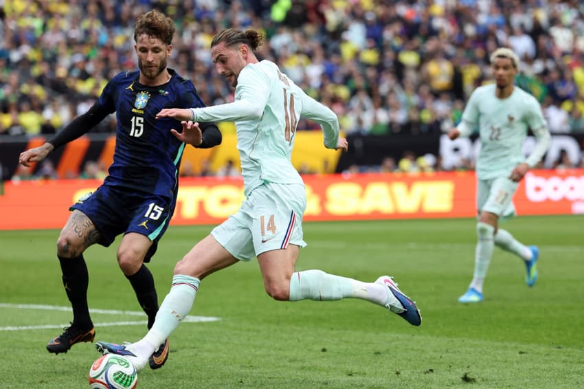 Léo Pereira e Rabiot durante Brasil x França (Foto: Franck Fife / AFP)