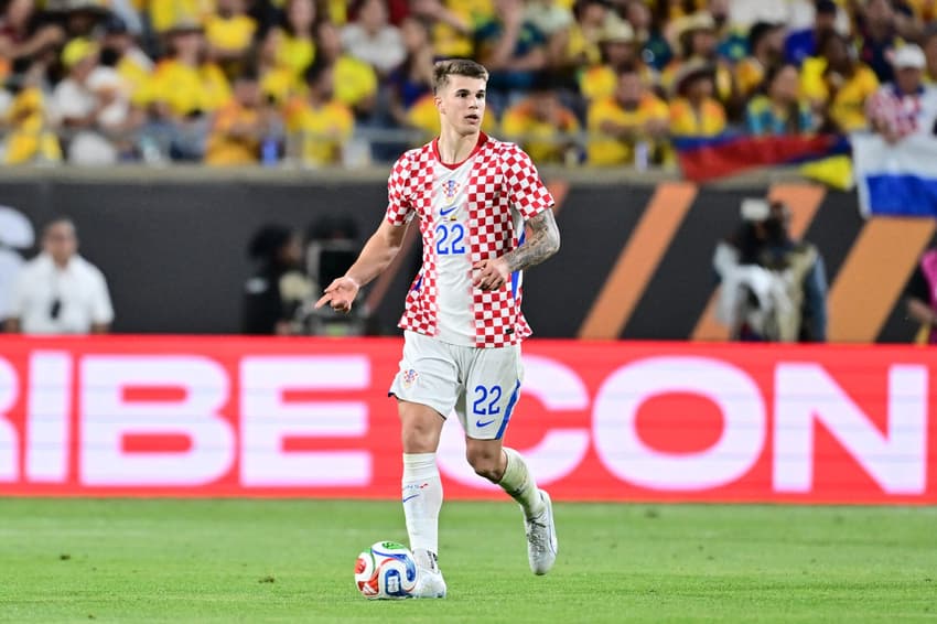 Luka Vuskovic, da Croácia, controla a bola durante o amistoso internacional entre Colômbia e Croácia (Foto: Julio Aguilar/Getty Images/AFP)