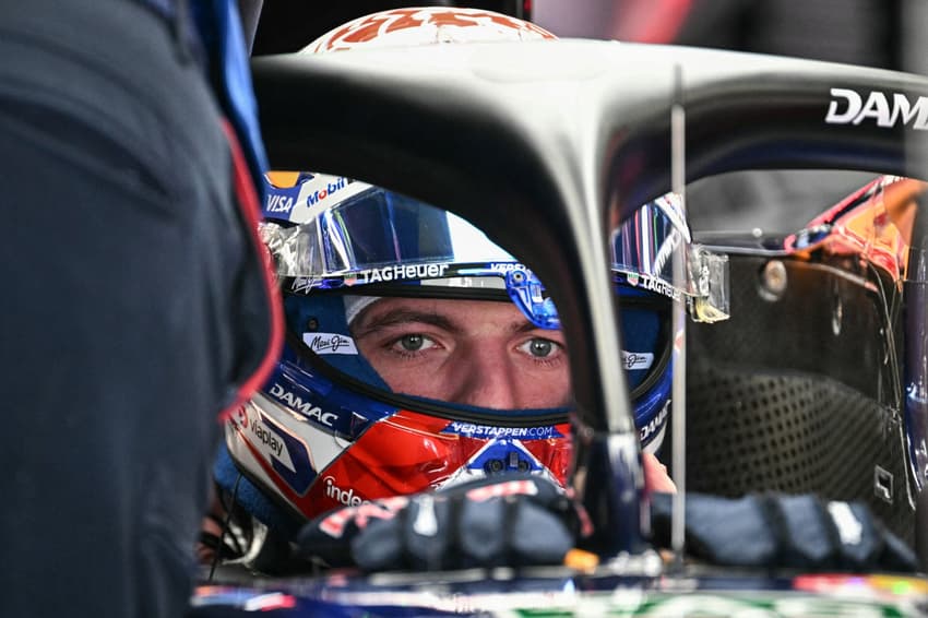 Max Verstappen em preparação para o Treino Livre 1, no GP do Japão 2026 (Foto: Philip Fong/AFP)