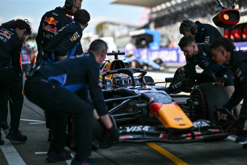 Max Verstappen em preparação para o Treino Livre 1, no GP do Japão 2026 (Foto: Philip Fong/AFP)