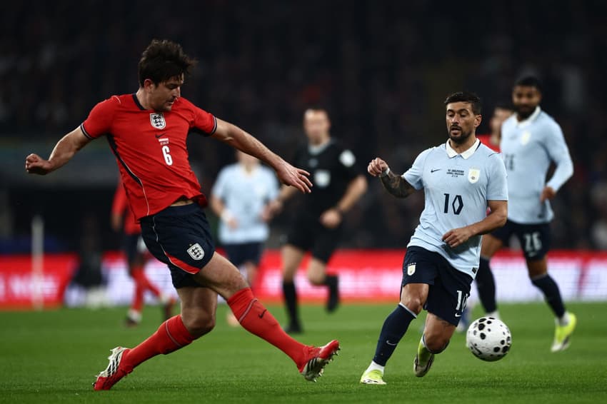 Maguire e Arrascaeta em Inglaterra e Uruguai (Foto: Henry NICHOLLS / AFP) Flamengo