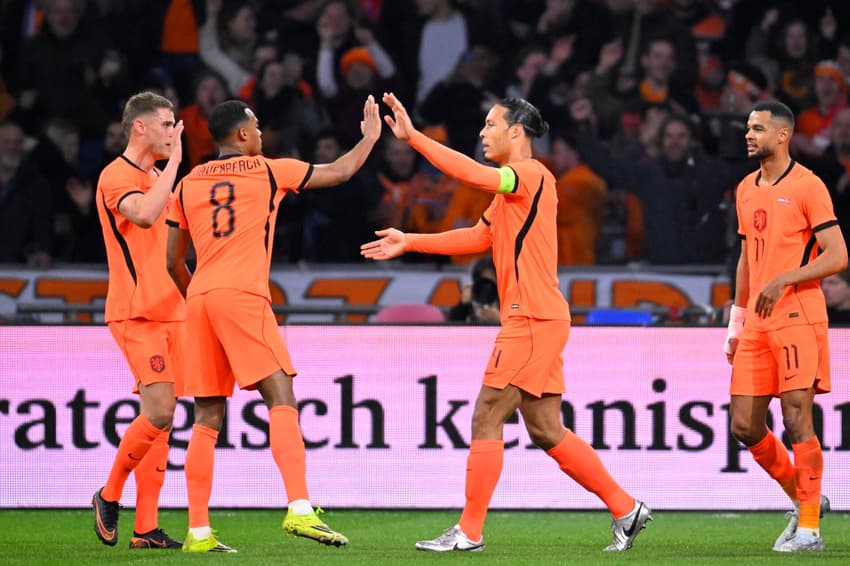 Virgil van Dijk comemora com seus companheiros de equipe após marcar o primeiro gol de sua equipe durante um amistoso de futebol entre Holanda e Noruega (Foto: John Thys / AFP)