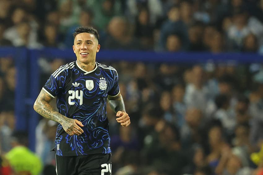 O meio-campista argentino número 24, Enzo Fernández, comemora o gol de abertura durante um amistoso de futebol entre Argentina e Mauritânia no estádio La Bombonera, em Buenos Aires, em 27 de março de 2026. (Foto: Alejandro Pagni / AFP)