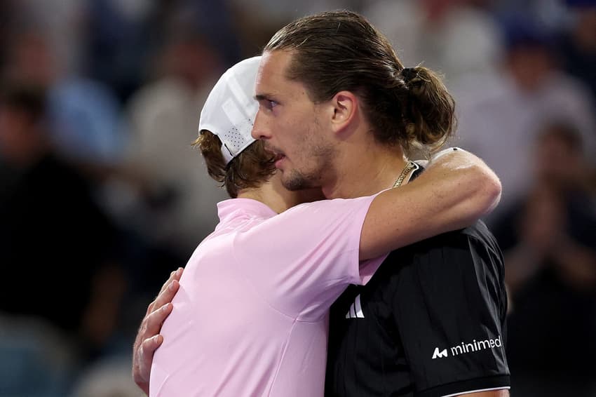 Jannik Sinner e Alexander Zverev se cumprimentam na semifinal do Miami Open 2026 (Foto: Matthew Stockman/Getty Images via AFP)