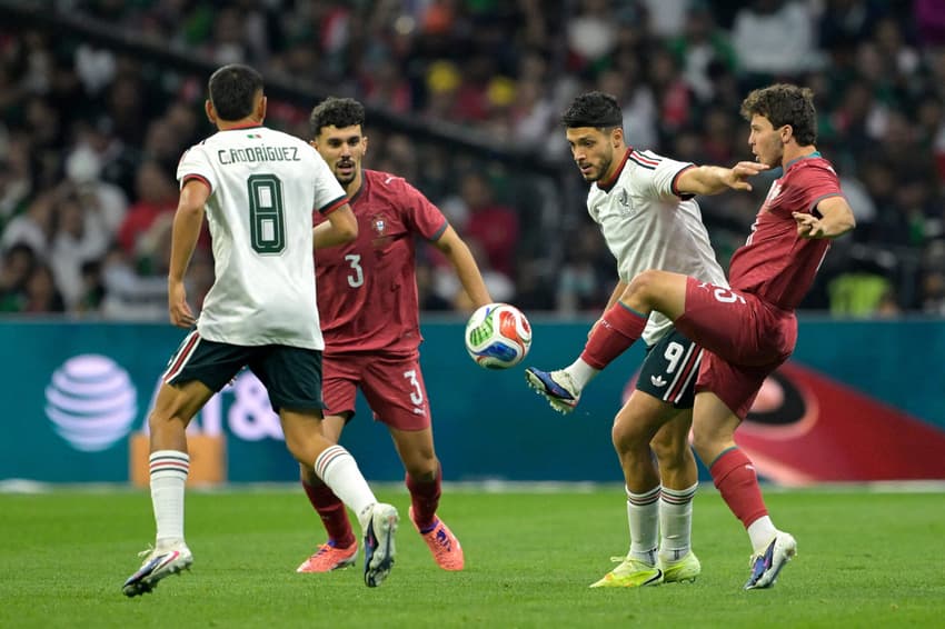Sem Cristiano Ronaldo, cortado por lesão, Portugal não saiu do zero contra o México em amistoso muito disputado (Foto: Alfredo Estrella / AFP)