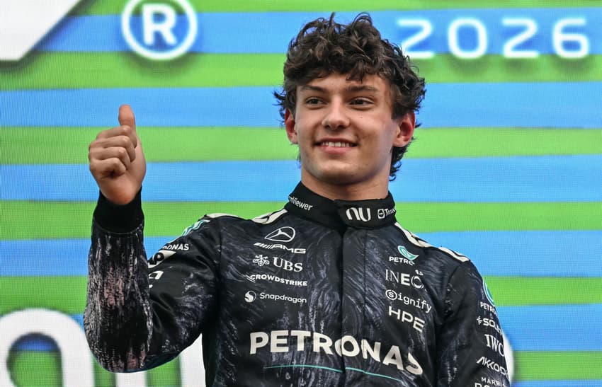 Kimi Antonelli celebrando sua vitória no GP do Japão 2026 (Foto: Toshifumi Kitamura/AFP)