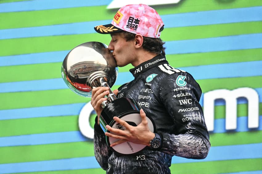 Kimi Antonelli celebrando sua vitória no GP do Japão 2026 (Foto: Philip Fong/AFP)