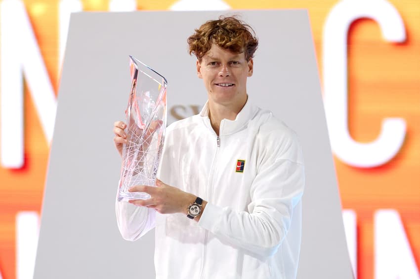 Jannik Sinner com o troféu do Miami Open 2025 - Masters 1000 de Miami (Foto: Matthew Stockman/Getty Images via AFP)