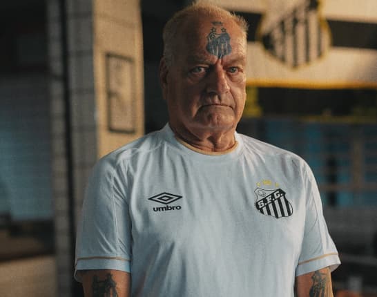 Alemão, torcedor icônico do Santos, estrela campanha do novo uniforme