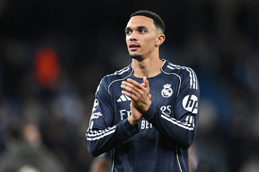 Alexander-Arnold aplaude torcedores do Real Madrid após vitória na Champions League (Foto: Paul Ellis / AFP)