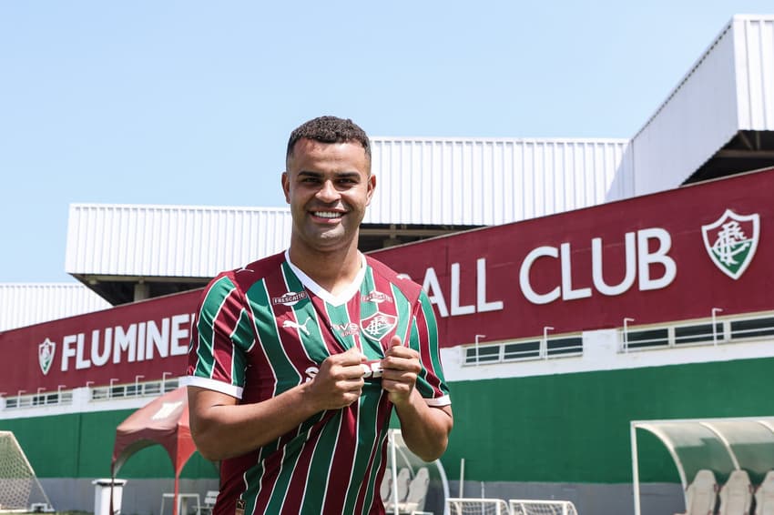 Alisson com a camisa do Fluminense (Foto: Marcelo Gonçalves/ Fluminense FC)