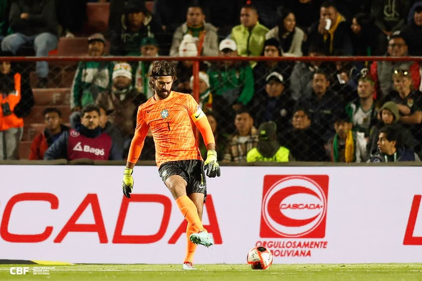 Alisson em ação pela Seleção Brasileira de Ancelotti contra a Bolívia