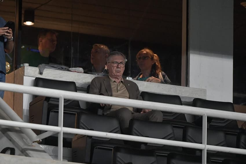 Carlo Ancelotti assiste ao clássico entre Botafogo e Flamengo no Nilton Santos (Foto: Thiago Ribeiro / AGIF / Gazeta Press)