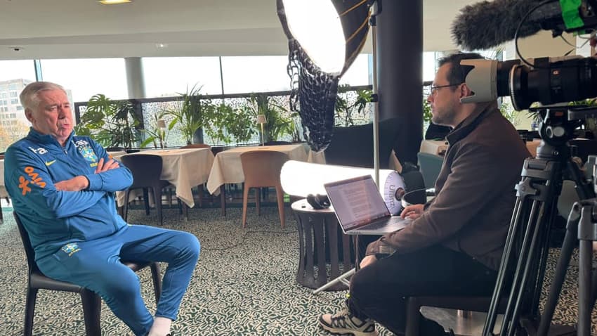 Ancelotti nos bastidores da gravação da série da Seleção Brasileira (Foto: Reprodução)