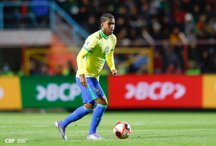 Andrey Santos conduz a bola pela Seleção Brasileira contra a Bolívia