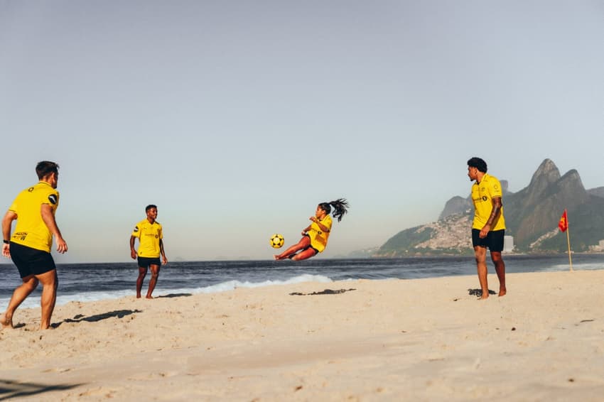Apresentação do novo uniforme do Bodo/Glimt no Rio de Janeiro (Foto: Reprodução/X)