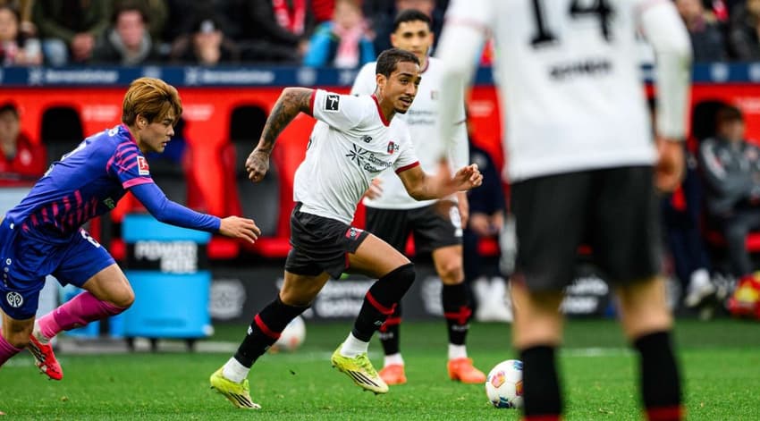 Arthur em ação pelo Bayer Leverkusen (Foto: Divulgação/Bayer Leverkusen)