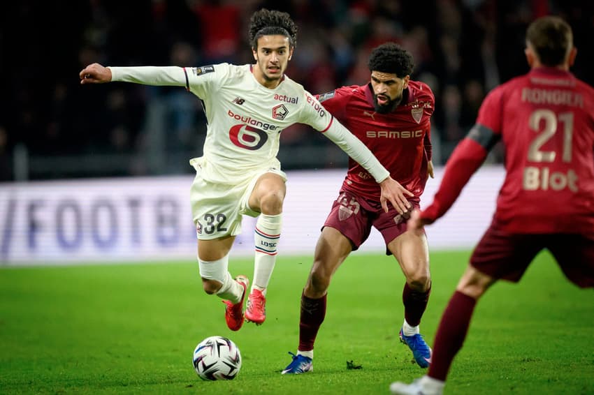 Ayyoub Bouaddi, do Lille, foge da marcação de jogadores do Stade Rennais (Foto: Loic Venance / AFP)
