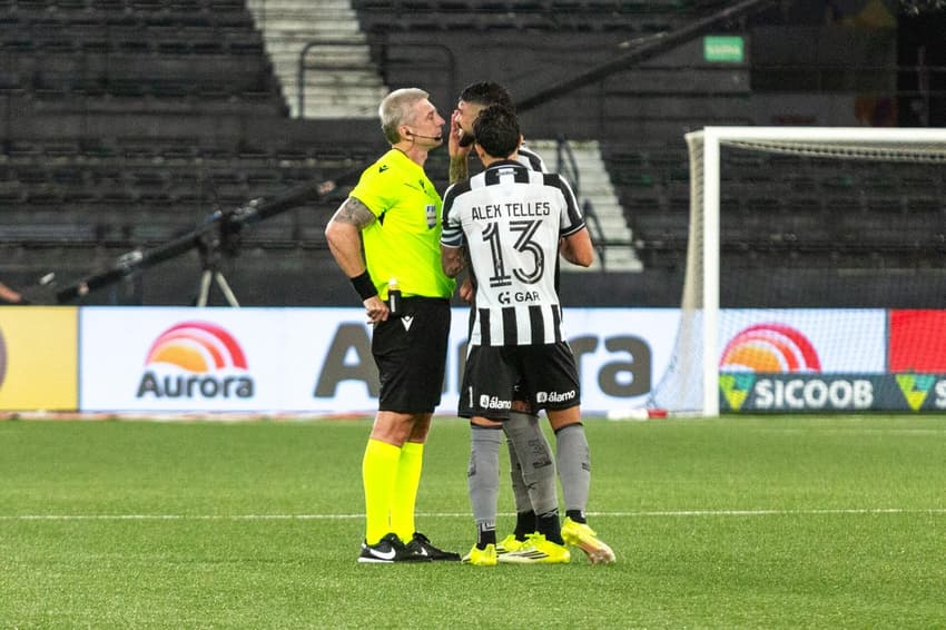 Barboza reclama com Daronco por expulsão em Botafogo x Flamengo e é contigo por Alex Telles