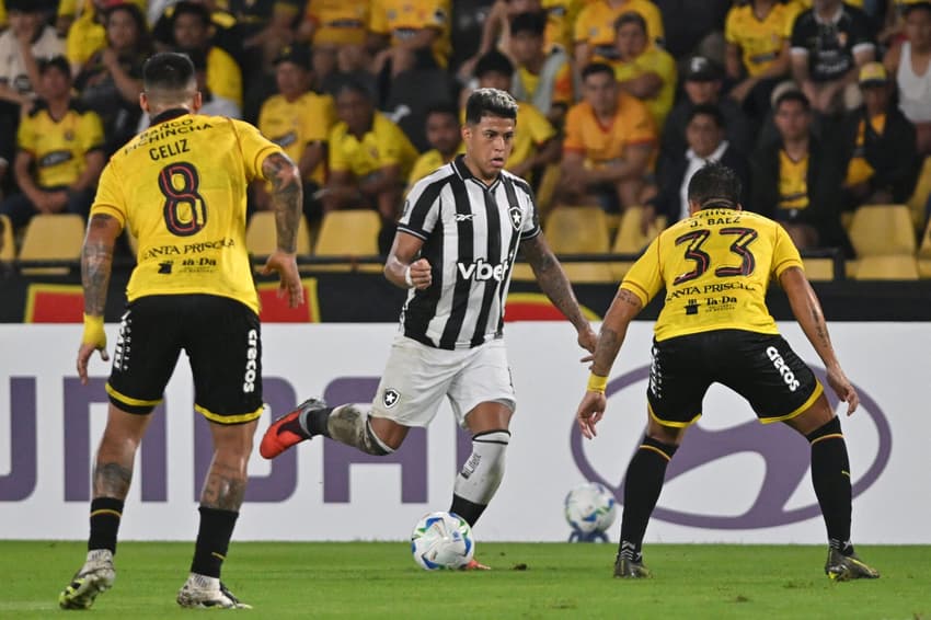Matheus Martins marca em Barcelona x Botafogo (Foto: MARCOS PIN/AFP)