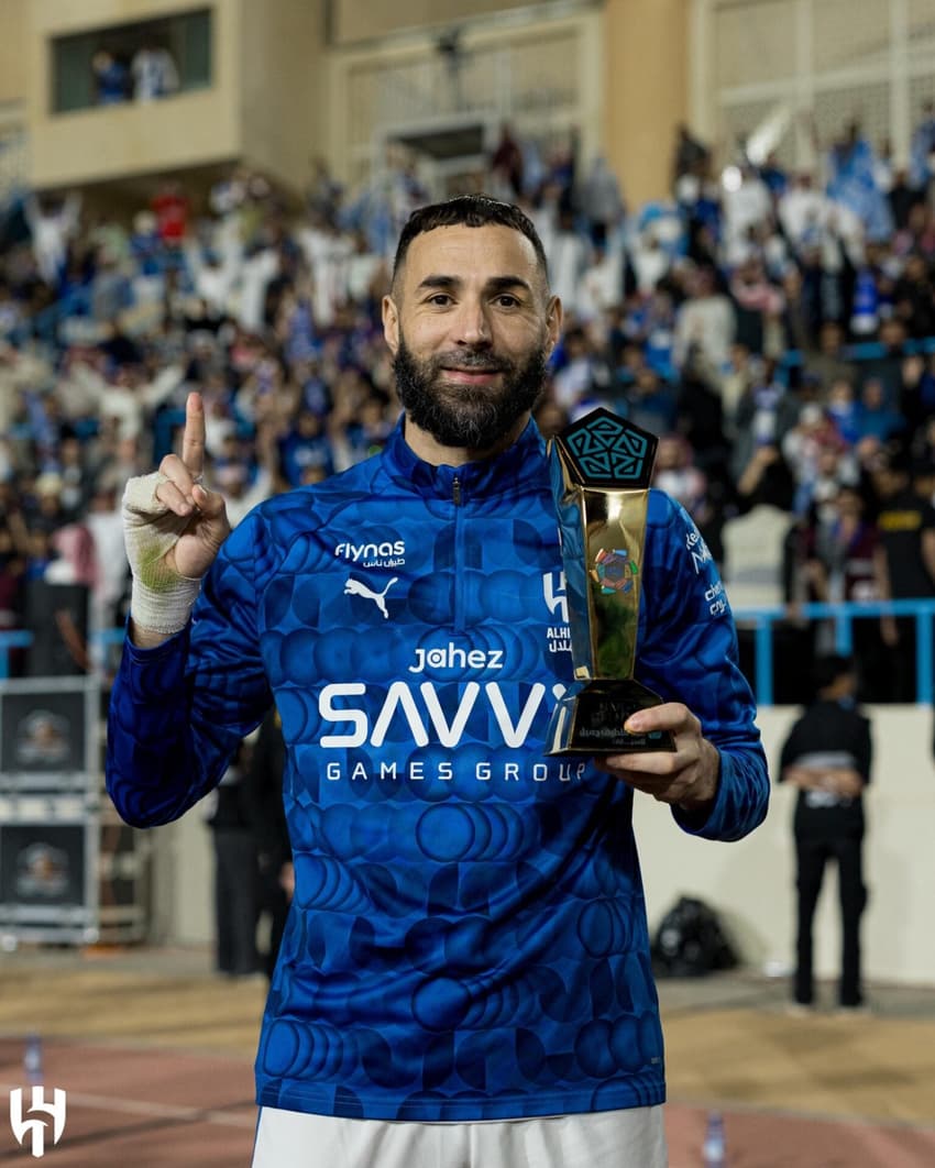 Benzema com prêmio de melhor jogador da partida pelo Al-Hilal