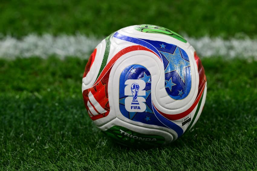 Bola da Copa do Mundo no jogo entre Itália e Irlanda do Norte