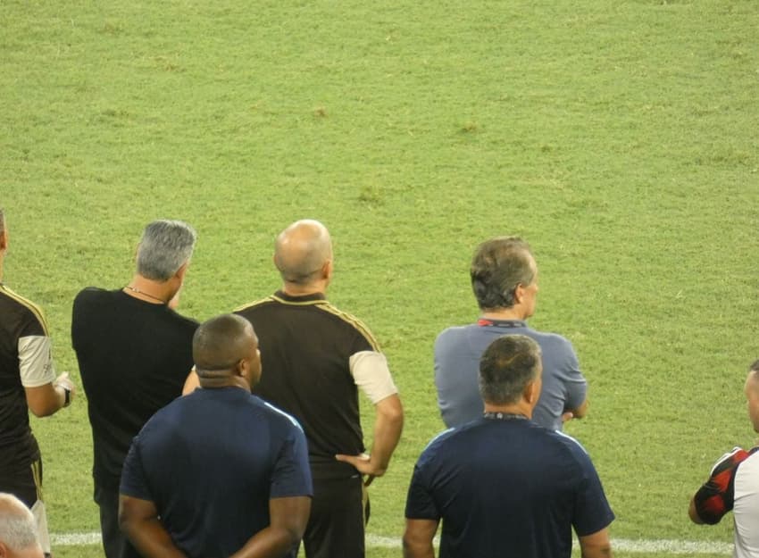 Bap ao lado de José Boto, diretor de futebol do Flamengo, em cerimônia do Carioca (Foto: Lucas Bayer/Lance!)