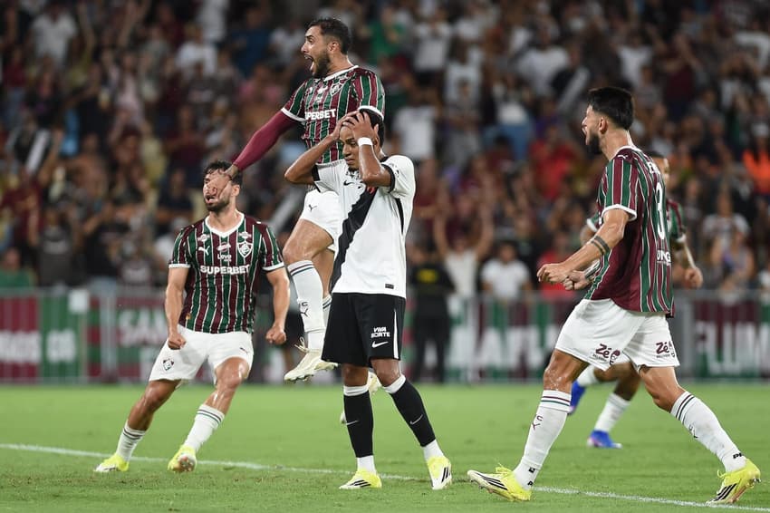 No segundo tempo, o Vasco teve a chance de ampliar o marcador em cobrança de pênalti, mas Brenner parou nas mãos de Fábio (Foto: Alexandre DurÃ£o/Zimel Press/Gazeta Press)