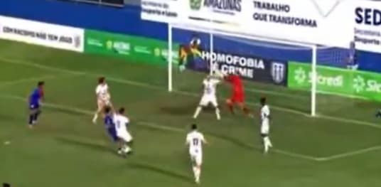 Lance ocorreu aos 41 minutos da segunda etapa (Foto: Reprodução/Internet)