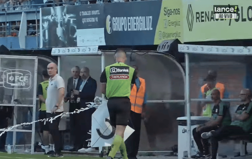 Árbitro retira as pipas do gramado em Avaí x Figueirense (Foto: Reprodução/Lance!TV)