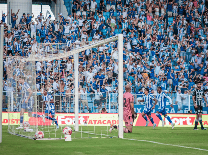 Jogadores do Avaí comemora gol contra o Figueirense (Foto: Lucas Rhamon/Avaí)