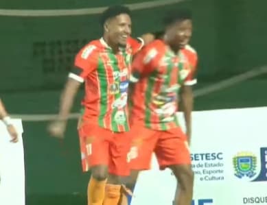 Jogadores do Naviraiense comemoram gol contra o Bataguassu (Foto: Reprodução)