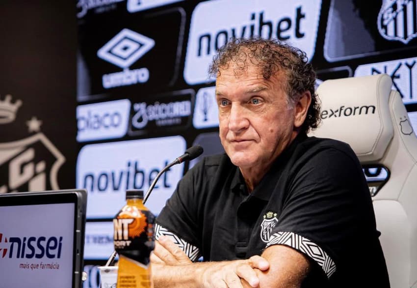 Cuca em sua coletiva de apresentação no Santos (Foto: Reprodução/SantosFC/Instagram)