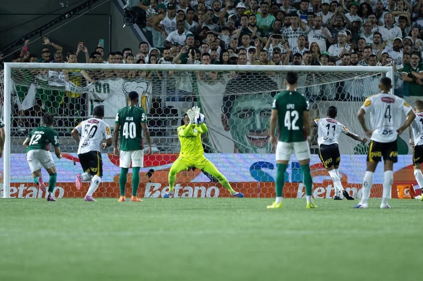 Carlos Miguel defende pênalti em Palmeiras x Novorizontino, no 1º jogo da final do Paulistão (Foto: Léo Barrilari/GazetaPress)