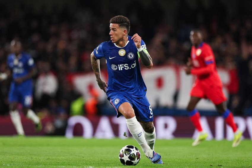 Enzo Fernández em ação pelo Chelsea (Foto: Adrian Dennis / AFP)