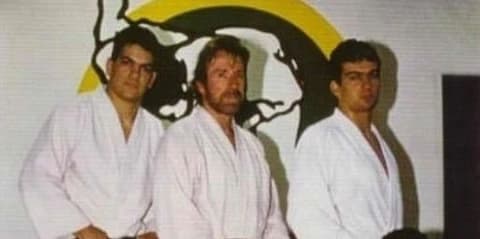 Chuck Norris e irmãos Machado (Foto: Reprodução)