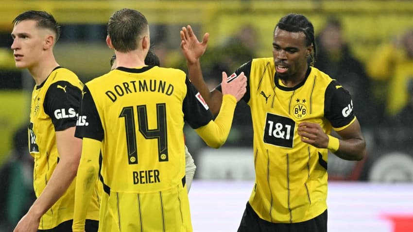 Carney Chukwuemeka celebra com companheiro de Borussia Dortmund (Foto: Ina Fassbender / AFP)