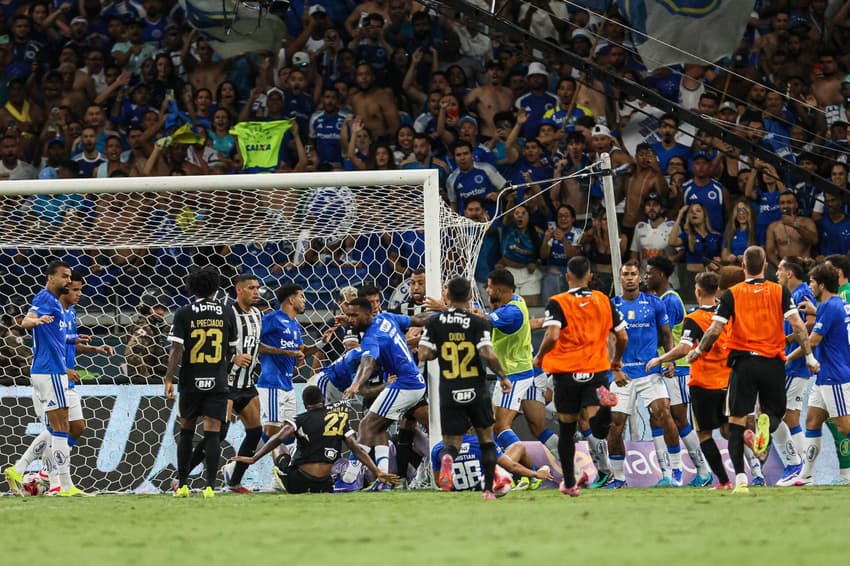 Confusao entre jogadores do Cruzeiro e Atletico MG, durante jogo da final do Campeonato Mineiro