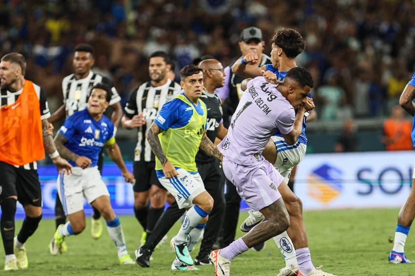 Confusao entre jogadores do Cruzeiro e Atletico MG, durante jogo da final do Campeonato Mineiro