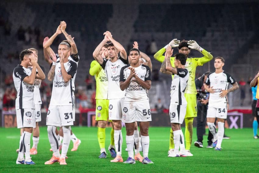 Elenco do Corinthians aplaude torcida após vitória contra o Athletico-PR (Foto: Antonio Neto / Pera Photo Press)